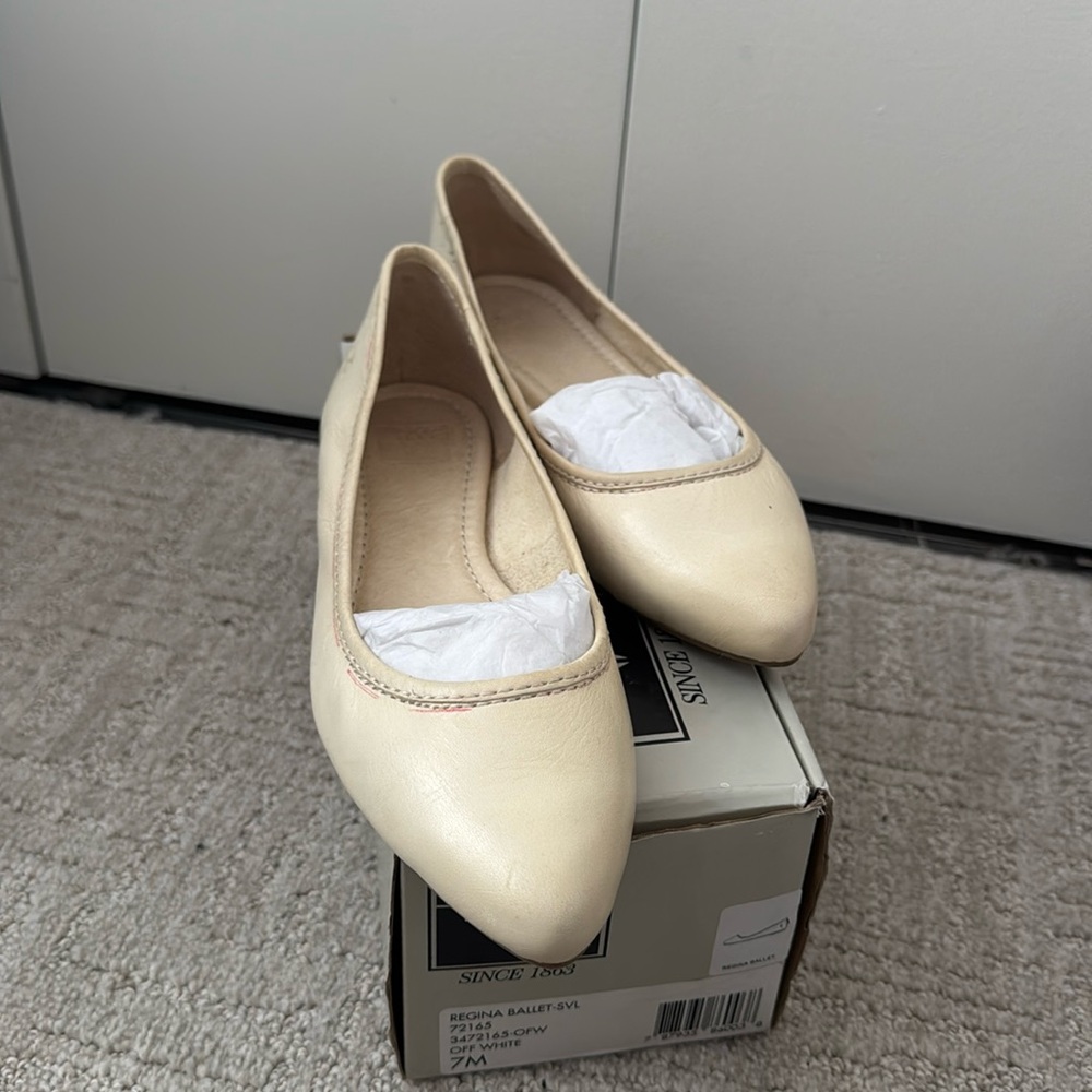 NIB Frye Regina ballet flat in crème